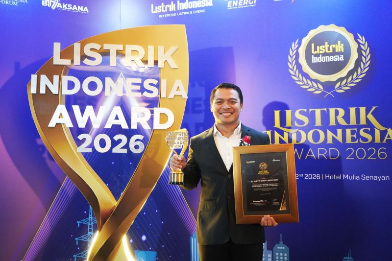 Direktur Utama SEI, I Made Sandika Dwiantara, menerima penghargaan dari majalah listrik Indonesia. PJ/Dok