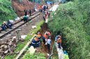 Petugas terus melakukan percepatan penanganan gogosan di jalur rel pada petak jalan Cibeber – Lampegan. PJ/Dok
