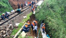 Petugas terus melakukan percepatan penanganan gogosan di jalur rel pada petak jalan Cibeber – Lampegan. PJ/Dok