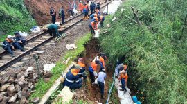 Petugas terus melakukan percepatan penanganan gogosan di jalur rel pada petak jalan Cibeber – Lampegan. PJ/Dok