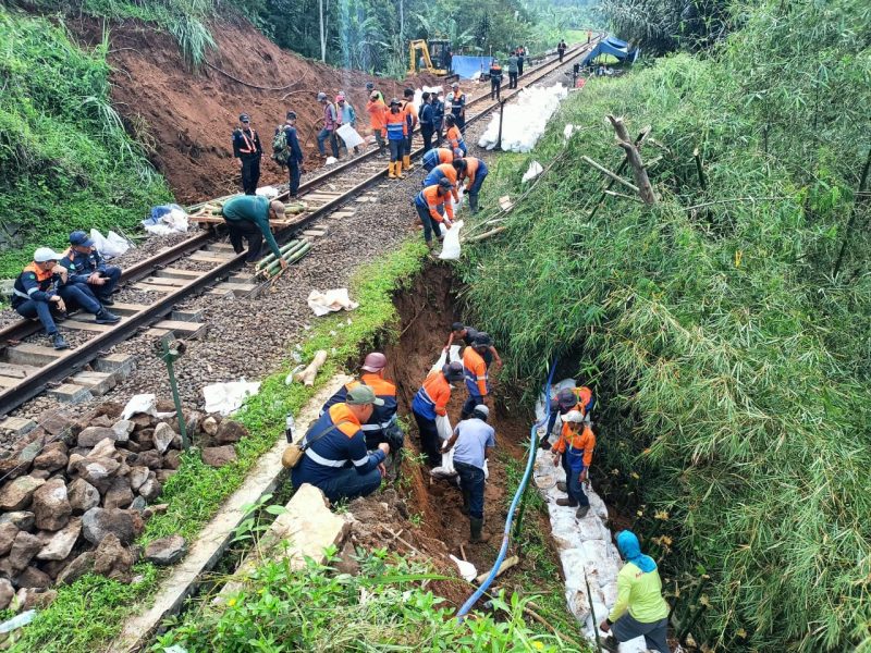 Petugas terus melakukan percepatan penanganan gogosan di jalur rel pada petak jalan Cibeber – Lampegan. PJ/Dok