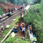 Petugas terus melakukan percepatan penanganan gogosan di jalur rel pada petak jalan Cibeber – Lampegan. PJ/Dok