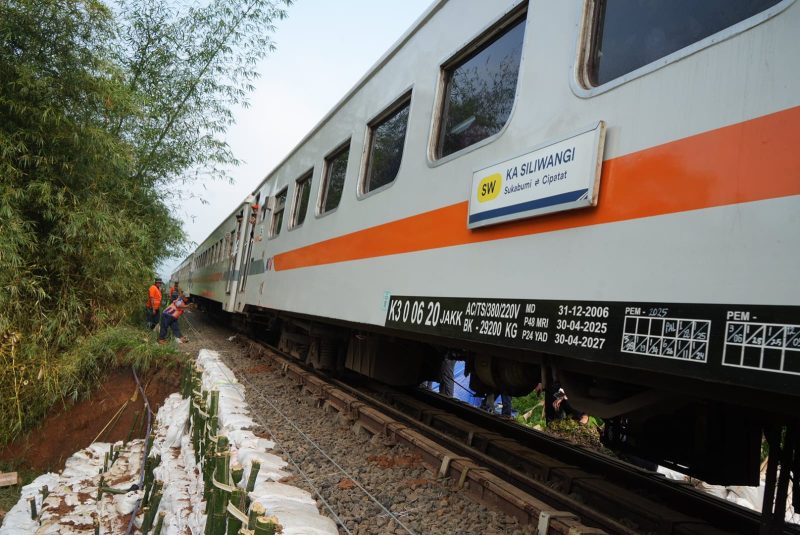 Petugas berhasil menyelesaikan perbaikan jalur rel pada petak jalan Cibeber – Lampegan, dan kini dinyatakan aman untuk dilalui. PJ/Dok