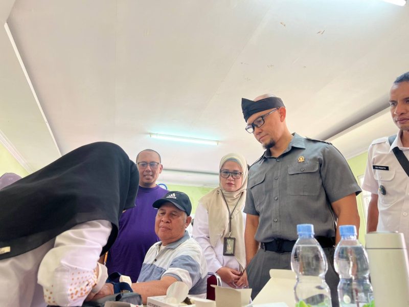 Kang Haji Edwin saat Monitoring Posyandu 6 SPM Merkuri dan Cek Kesehatan Gratis di Balai RW 04 Kelurahan Manjahlega, Rancasari, Bandung, Rabu, 15 April 2026. Ariel/Humpro DPRD Kota Bandung