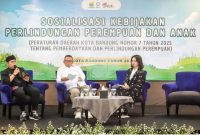 KET FOTO: Wakil Ketua I DPRD Kota Bandung, H. Toni Wijaya, S.E., S.H., menjadi narasumber dalam kegiatan Sosialisasi Kebijakan Perlindungan Perempuan dan Anak di Kota Bandung, di Hotel Papandayan, Kamis, 16 April 2026. Handoko/Humpro DPRD Kota Bandung.