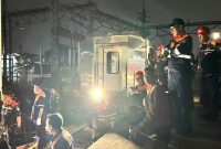 Pasca tabrakan antara Agrobromo Anggrek dengan KRL di Stasiun Bekasi Timur, petugad berupaya melakukan upaya penanganan guna memulihkan operasional. PJ/Dok