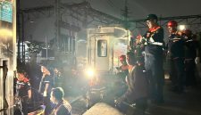 Pasca tabrakan antara Agrobromo Anggrek dengan KRL di Stasiun Bekasi Timur, petugad berupaya melakukan upaya penanganan guna memulihkan operasional. PJ/Dok