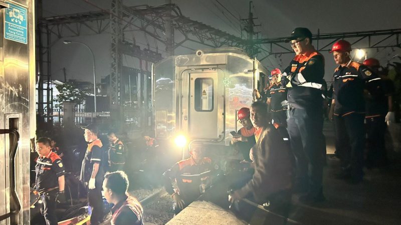 Pasca tabrakan antara Agrobromo Anggrek dengan KRL di Stasiun Bekasi Timur, petugad berupaya melakukan upaya penanganan guna memulihkan operasional. PJ/Dok