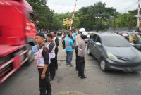 Komunitas Railfans Cimahi dan Cianjur serta pecinta KA saat sosialisasi keselamatan yang diinisiasi Daop 2 Bandung belum lama ini. PJ/Dok