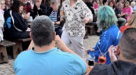 Asep saat mengisi suatu acara hiburan di Jerman. Foto Istimewa