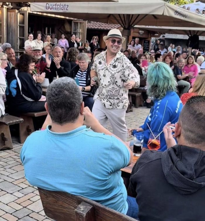 Asep saat mengisi suatu acara hiburan di Jerman. Foto Istimewa