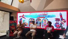 Kang Maman kiri, Muklay (Digital Creator & Brand Design) & Kurnia Hayati (Marcom & Partnership Regional Jawa Barat) saat diskusi di acara Halal bi Halal bareng JNE. PJ/Mal 