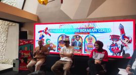 Kang Maman kiri, Muklay (Digital Creator & Brand Design) & Kurnia Hayati (Marcom & Partnership Regional Jawa Barat) saat diskusi di acara Halal bi Halal bareng JNE. PJ/Mal 