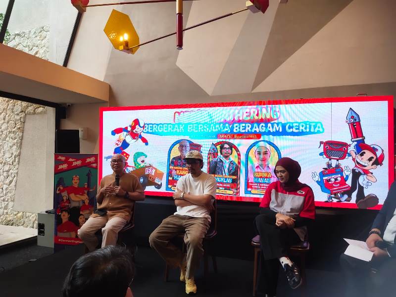 Kang Maman kiri, Muklay (Digital Creator & Brand Design) & Kurnia Hayati (Marcom & Partnership Regional Jawa Barat) saat diskusi di acara Halal bi Halal bareng JNE. PJ/Mal 