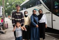Peserta mudik gratis Dishub Kota Bandung berpose bersama keluarganya. PJ/Dok