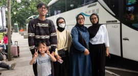Peserta mudik gratis Dishub Kota Bandung berpose bersama keluarganya. PJ/Dok