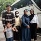 Peserta mudik gratis Dishub Kota Bandung berpose bersama keluarganya. PJ/Dok