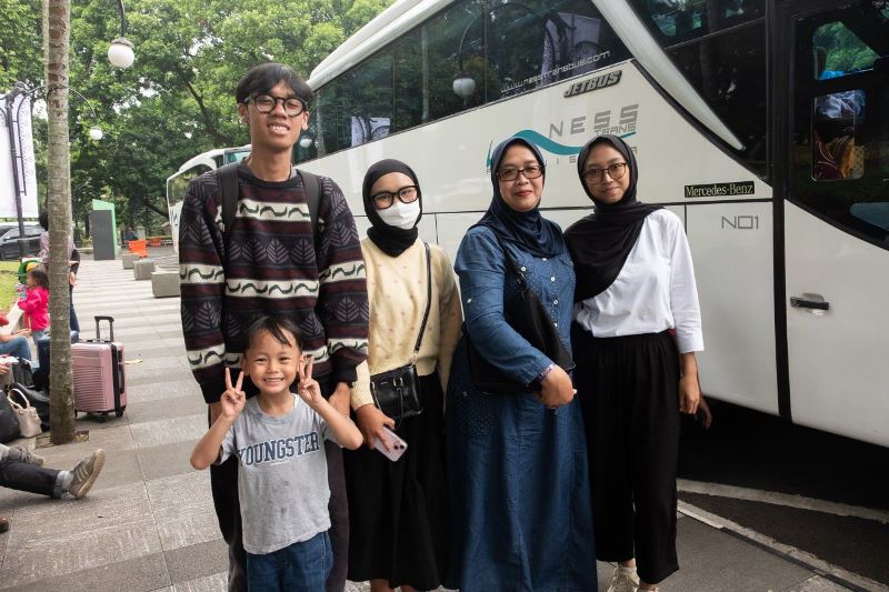 Peserta mudik gratis Dishub Kota Bandung berpose bersama keluarganya. PJ/Dok