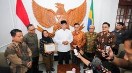Wali Kota Bandung M Farhan menyerahkan santunan kepada keluarga alm Iding akibat pohon tumbang. PJ/Dok