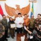 Wali Kota Bandung M Farhan menyerahkan santunan kepada keluarga alm Iding akibat pohon tumbang. PJ/Dok