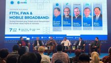 Hendra Gunawan (kedua kiri) bersama para pemateri lainnya di seminar FTTH dan FWA yang diinisiasi oleh ITB. PJ/Mal