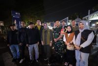 Camat Cicendo, Siti Romlah (tengah) berpose bersama tim. PJ/Dok