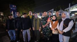 Camat Cicendo, Siti Romlah (tengah) berpose bersama tim. PJ/Dok