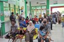 Sejumlah masyarakat tampak mengantri di salah satu faskes. Foto RRI