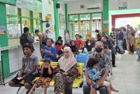 Sejumlah masyarakat tampak mengantri di salah satu faskes. Foto RRI