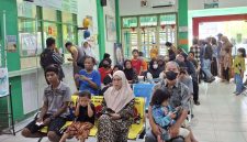 Sejumlah masyarakat tampak mengantri di salah satu faskes. Foto RRI