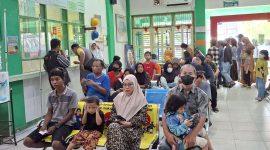 Sejumlah masyarakat tampak mengantri di salah satu faskes. Foto RRI