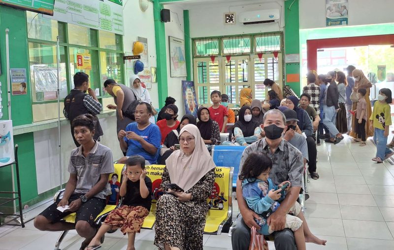 Sejumlah masyarakat tampak mengantri di salah satu faskes. Foto RRI