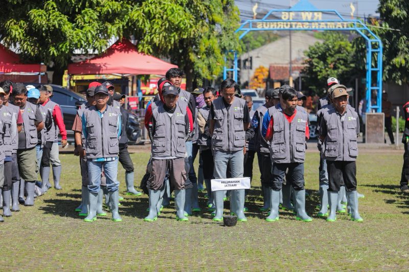Sejumlah warga mengikuti program padat karya yang dicetus Wali Kota Bandung Farhan. PJ/Dok