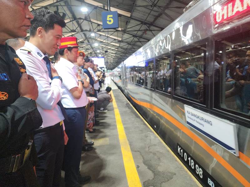Dirut KAI beserta jajaran Daop 2 Bandung melepas KA Sangkuriang. PJ/Dok