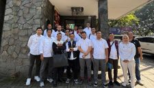 Ketum Perbasi Jabar Epriyanto Kasmuri berpose bersama para Pengcab pendukungnya. PJ/Joel