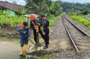 Petugas KAI Daop 2 Bandung menutup salah satu perlintasan sebidang ilegal. PJ/Dok