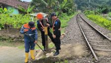 Petugas KAI Daop 2 Bandung menutup salah satu perlintasan sebidang ilegal. PJ/Dok