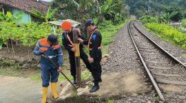 Petugas KAI Daop 2 Bandung menutup salah satu perlintasan sebidang ilegal. PJ/Dok