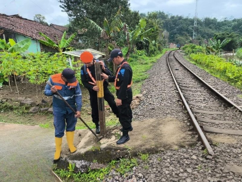 Petugas KAI Daop 2 Bandung menutup salah satu perlintasan sebidang ilegal. PJ/Dok