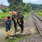 Petugas KAI Daop 2 Bandung menutup salah satu perlintasan sebidang ilegal. PJ/Dok