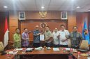 Ketua Tim Penyelaras Anrico Pasaribu menyerahkan naskah final AD/ART, Kode Etik Jurnalistik (KEJ), dan Kode Perilaku Wartawan (KPW) kepada Ketua Umum Akhmad Munir, disaksikan jajaran pengurus dalam rapat pleno PWI Pusat Jakarta, Senin (4/5/2026). PJ/Dok