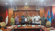 Ketua Tim Penyelaras Anrico Pasaribu menyerahkan naskah final AD/ART, Kode Etik Jurnalistik (KEJ), dan Kode Perilaku Wartawan (KPW) kepada Ketua Umum Akhmad Munir, disaksikan jajaran pengurus dalam rapat pleno PWI Pusat Jakarta, Senin (4/5/2026). PJ/Dok