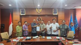Ketua Tim Penyelaras Anrico Pasaribu menyerahkan naskah final AD/ART, Kode Etik Jurnalistik (KEJ), dan Kode Perilaku Wartawan (KPW) kepada Ketua Umum Akhmad Munir, disaksikan jajaran pengurus dalam rapat pleno PWI Pusat Jakarta, Senin (4/5/2026). PJ/Dok