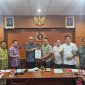 Ketua Tim Penyelaras Anrico Pasaribu menyerahkan naskah final AD/ART, Kode Etik Jurnalistik (KEJ), dan Kode Perilaku Wartawan (KPW) kepada Ketua Umum Akhmad Munir, disaksikan jajaran pengurus dalam rapat pleno PWI Pusat Jakarta, Senin (4/5/2026). PJ/Dok