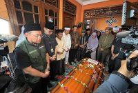 Gubernur Jabar KDM saat menjenguk salah satu korban kecelakaan tragis antara KRL Commuter Line dan KA Argo Bromo Anggrek. PJ/Dok