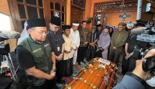 Gubernur Jabar KDM saat menjenguk salah satu korban kecelakaan tragis antara KRL Commuter Line dan KA Argo Bromo Anggrek. PJ/Dok