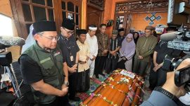 Gubernur Jabar KDM saat menjenguk salah satu korban kecelakaan tragis antara KRL Commuter Line dan KA Argo Bromo Anggrek. PJ/Dok