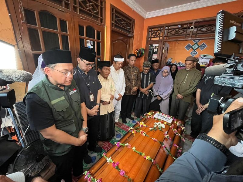 Gubernur Jabar KDM saat menjenguk salah satu korban kecelakaan tragis antara KRL Commuter Line dan KA Argo Bromo Anggrek. PJ/Dok