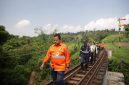 Manajemen PT KAI Daop 2 Bandung saat memeriksa jalur rel lintas wilayah wilayah Daop 2 Bandung. PJ/Dok