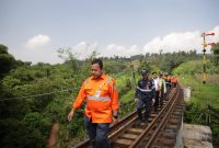 Manajemen PT KAI Daop 2 Bandung saat memeriksa jalur rel lintas wilayah wilayah Daop 2 Bandung. PJ/Dok